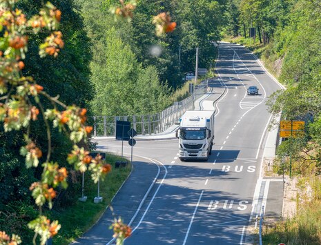  Das Bild zeigt eine Straße unter Verkehr