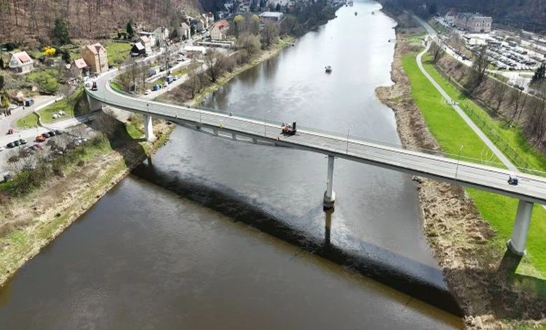 Brücke über einen Fluss von einer Drohne aus betrachtet.