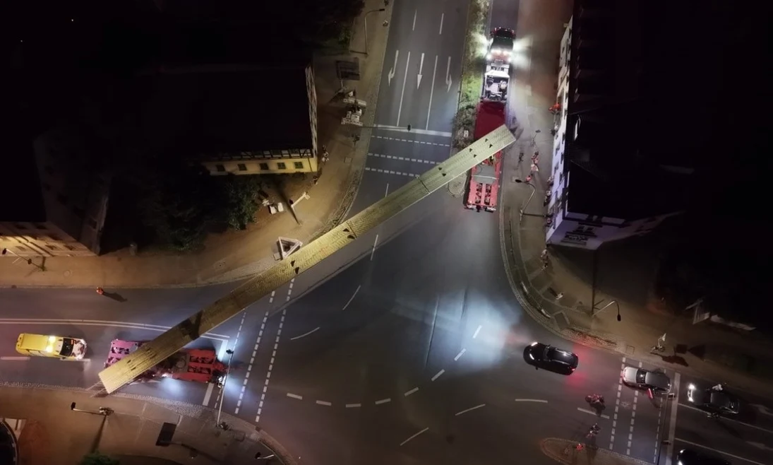 Transport sehr großer Stahltraeger durch eine Stadt