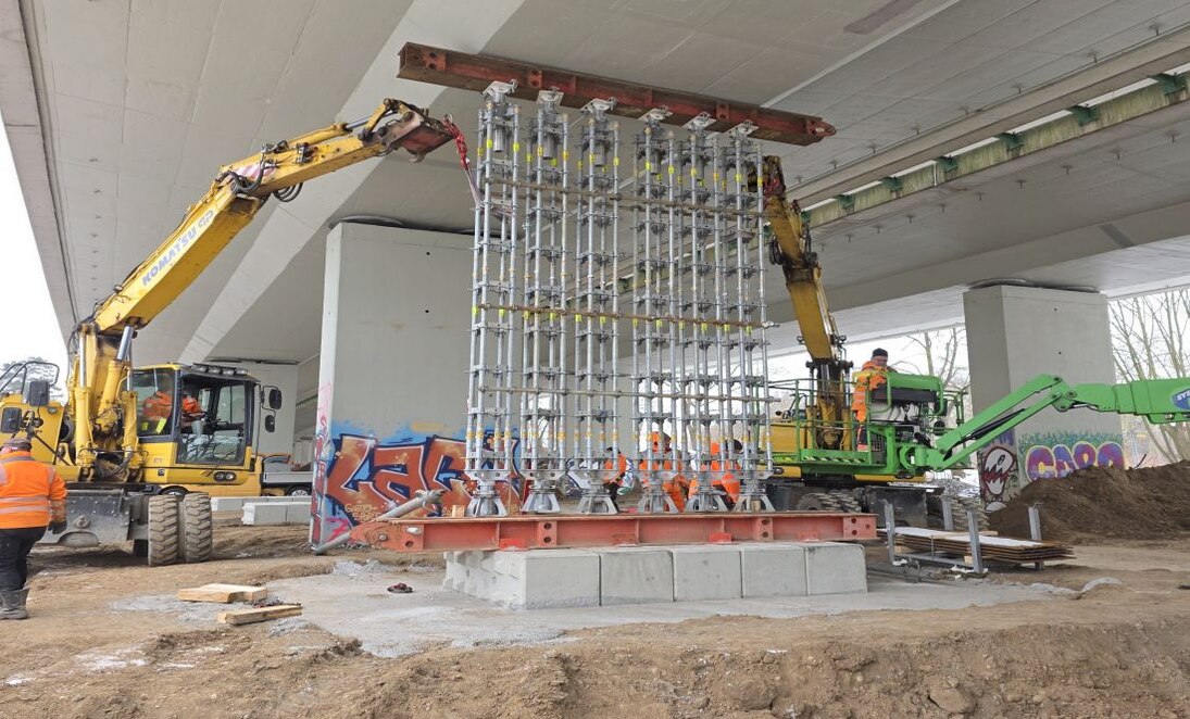 Stützkonstruktion unter Spannstahlbrücke