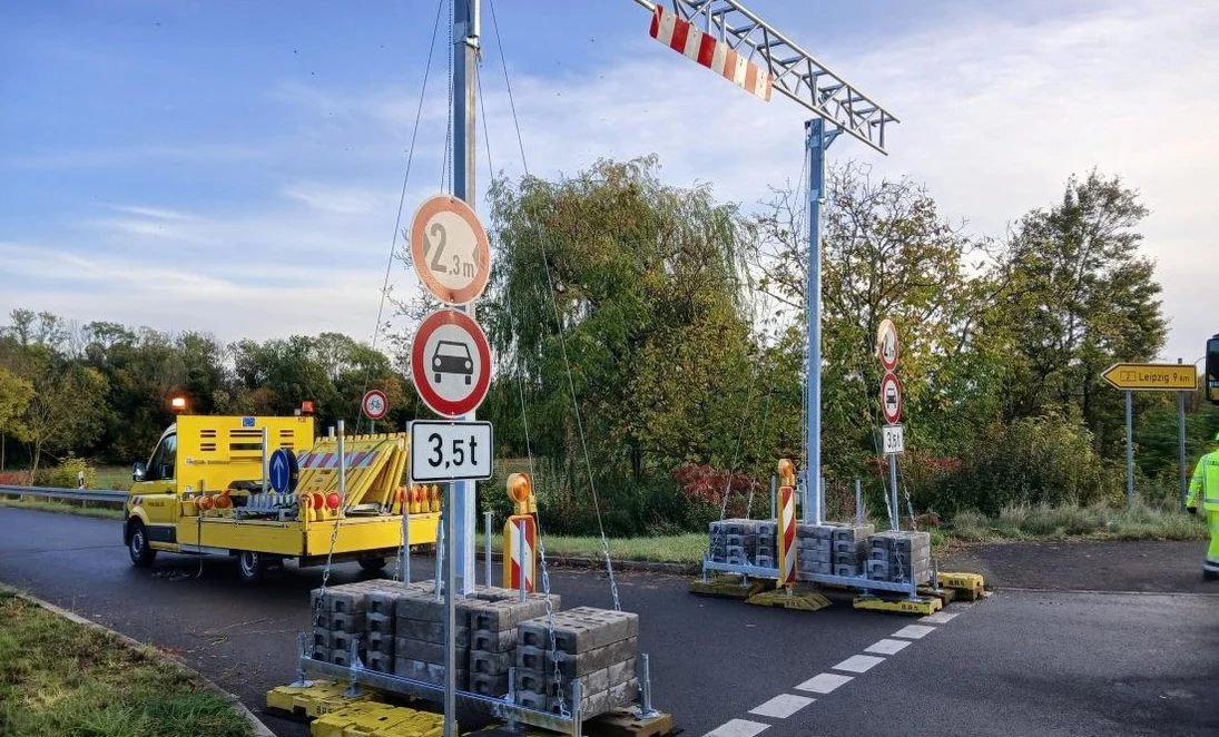 Metallportal für Höhen und Breitenbegrezung zum Befahren einer Straße