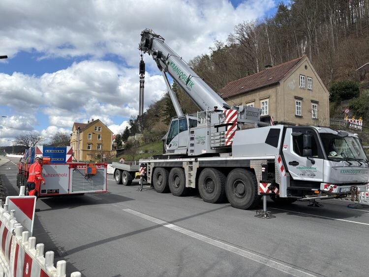 Das Schwerlastfahrtzeug wird durch einen Baukran mit den Zusatzgewichten beladen.