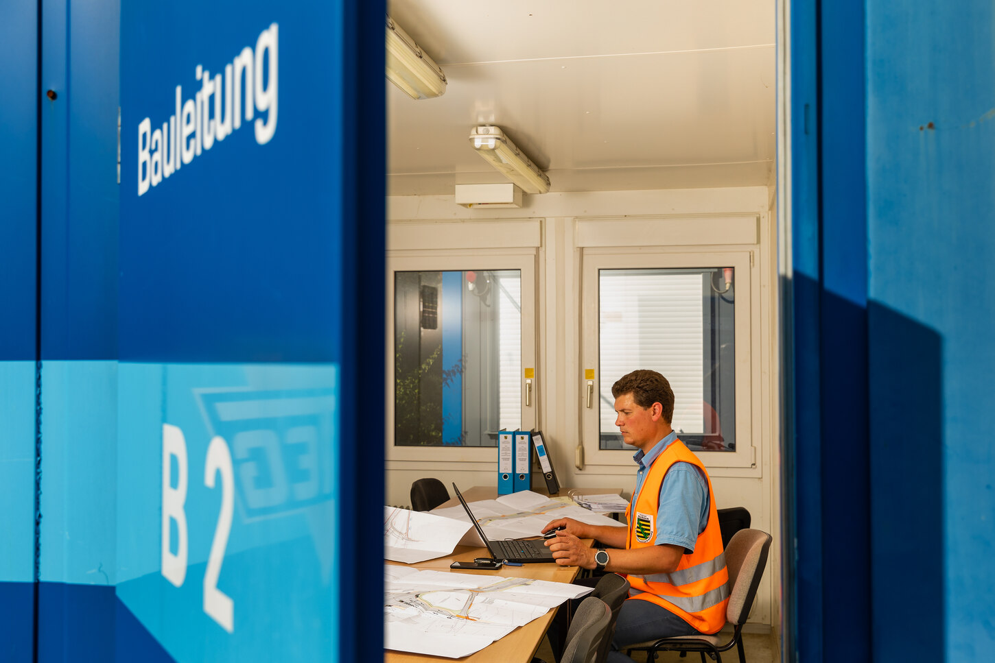 Das Bild zeigt einen LASuV-Bauleiter bei der Arbeit an einer Baustelle