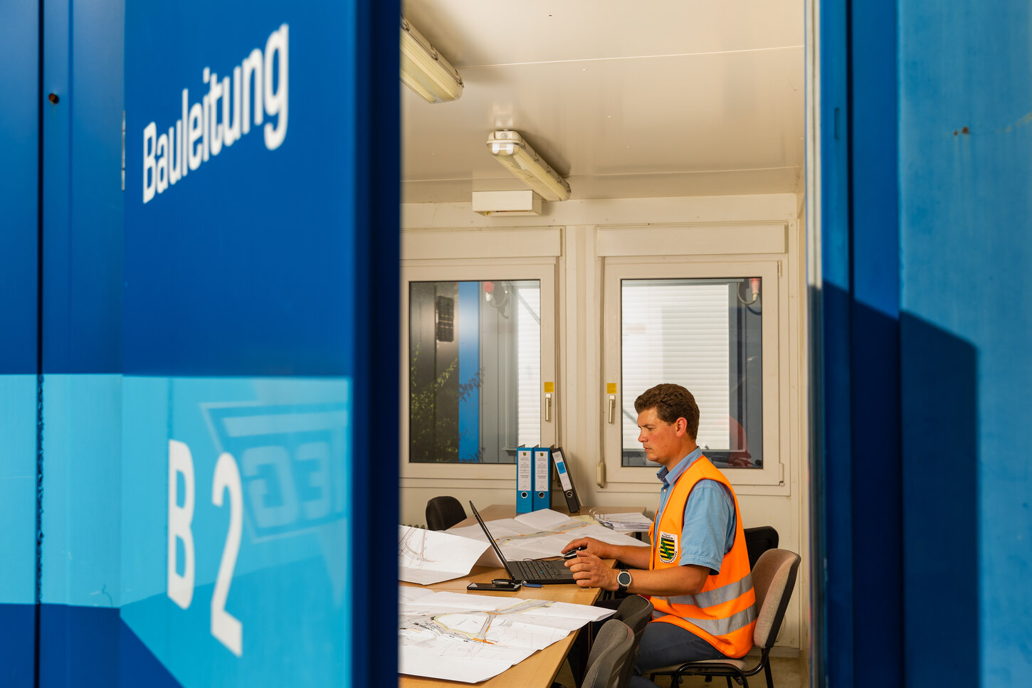 Das Bild zeigt einen LASuV-Bauleiter bei der Arbeit an einer Baustelle