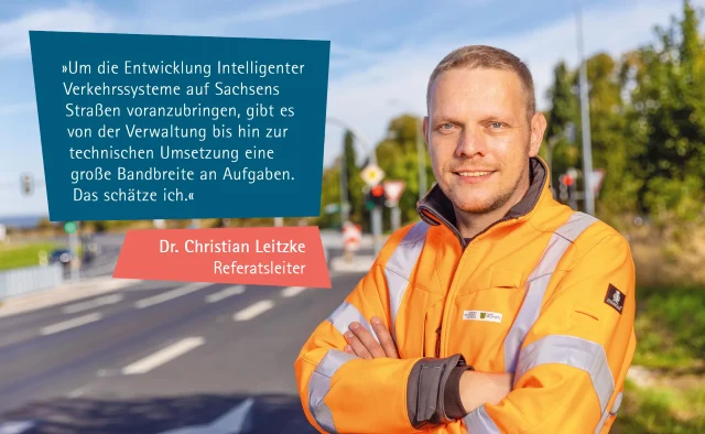 Dr. Christin Leitzke: Um die Entwicklung Intelligenter Verkehrssysteme auf Sachsens Straßen voranzubrinngen, gibt es von der Verwaltung bis hin zur technischen Umsetzung eine große Bandbereite an Aufgaben." Planer in oranger Jacker vor Ampelanlage