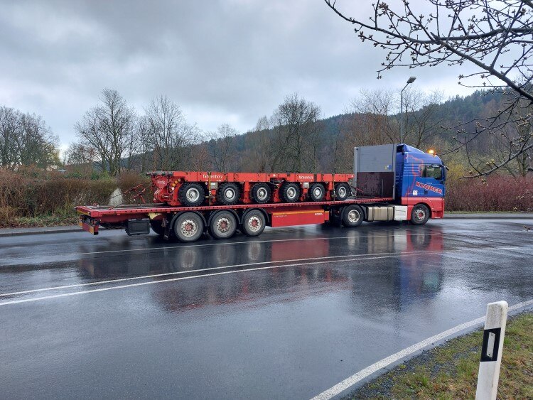 Schwerlastfahrzeug, das auf einem LKW transportiert wird