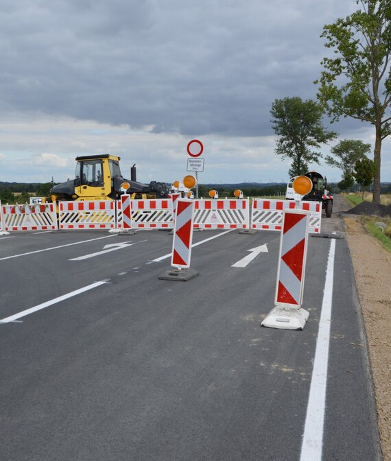 Absperrung vor einer Baustelle außerorts