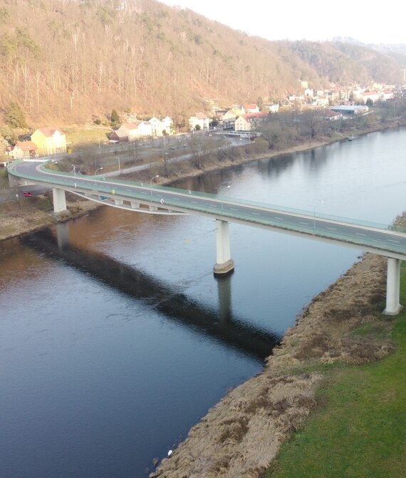 Luftaufnahme einer Brücke über einen Fluss