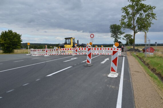 Absperrung vor einer Baustelle außerorts