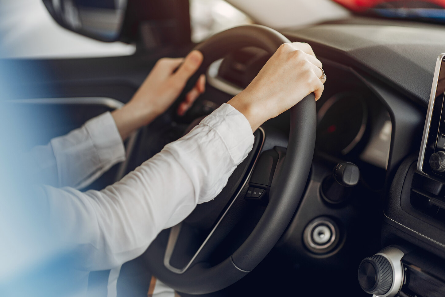 Person am Steuer eines Autos