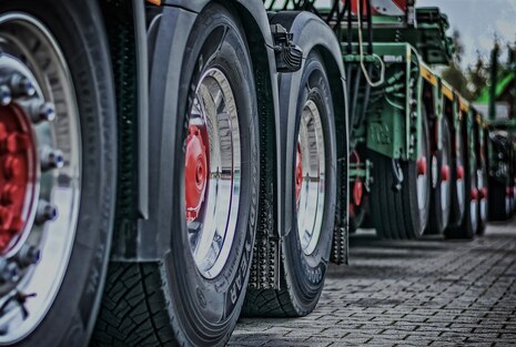 Reifen hintereinander parkender Lastkraftwagen